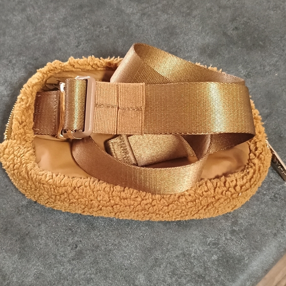 Lululemon Athletica Sherpa Belt Bag/Crossbody - Picture 5 of 5